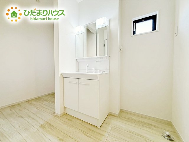 【独立洗面台】 | 水戸市元吉田町5期　新築戸建　1号棟 | 収納スペースが充実した洗面所です。身だしなみチェックもできる三面鏡の裏には、化粧品や整髪料、歯ブラシなど細々した物を収納でき、スッキリとした空間を保てます