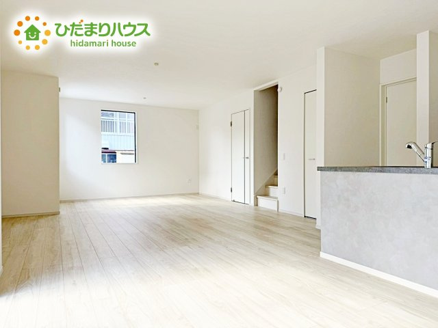 【居間・リビング】 | 水戸市元吉田町5期　新築戸建　1号棟 | 家族との大切な時間を多く過ごすリビング。ゆったりとした広さのある空間で会話も弾みます♪大きい窓からは明るい日差しが差し込みます。居心地の良いリビングでおうち時間を楽しんで！