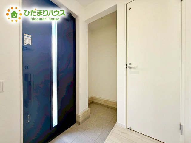 【玄関】 | 水戸市元吉田町5期　新築戸建　1号棟 | ゆったりと明るい玄関がご家族や来客をお出迎え。機能的な大型シューズボックスは長物もしっかりと収納できます。