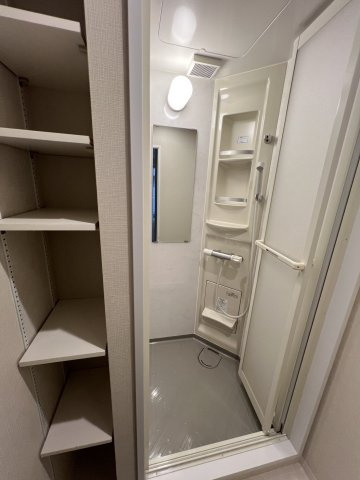 コンパクトで使いやすいシャワールームです