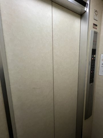 エレベーター内部です