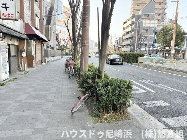 店舗付住宅　大阪市北区長柄西1丁目　の前面道路含む現地写真|■整備された歩道に面し、アクセス良好！前面道路は約25ｍ。