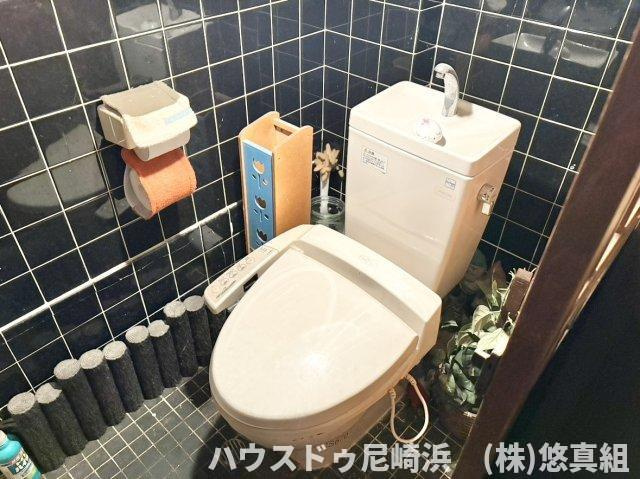 店舗付住宅　大阪市北区長柄西1丁目　のトイレ|■1階トイレ（階段下）温水洗浄便座で、冬でも暖かい便座で冷え知らず！洗浄機能で衛生的♪