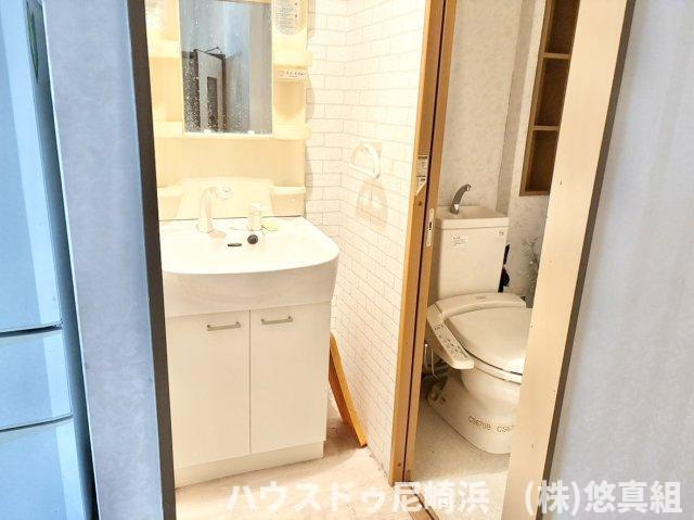 店舗付住宅　大阪市北区長柄西1丁目　の独立洗面台|■毎日の身支度を落ち着いて行え、収納も兼ね備えた独立洗面台♪
