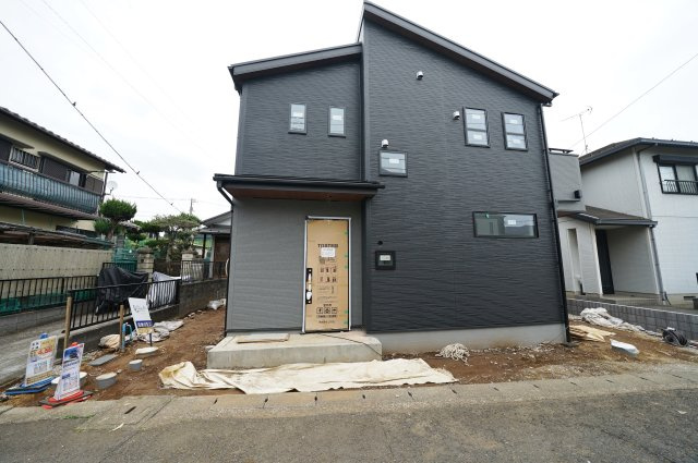 “未来が動く街”上瀬谷町｜花博・再開発に隣接｜17.5帖LDK×南向きバルコニー｜敷地120㎡の長期優良住宅★仲介手数料無料★の外観|ブラックを基調としたスタイリッシュな外観。落ち着いた住宅街に映えるシンプルで洗練されたデザインが魅力。完成前でも建物の存在感と上質さが伝わります。