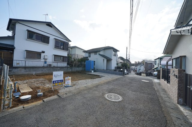【横浜市瀬谷区上瀬谷町26-10新築戸建て】★仲介手数料無料★（上瀬谷小学校・瀬谷中学校）の前面道路含む現地写真