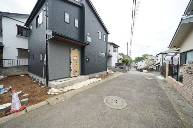 “未来が動く街”上瀬谷町｜花博・再開発に隣接｜17.5帖LDK×南向きバルコニー｜敷地120㎡の長期優良住宅★仲介手数料無料★の前面道路含む現地写真|交通量の少ない落ち着いた前面道路。周辺は静かな住環境が広がり、小さなお子様がいるご家庭にも安心。車の出し入れもしやすいゆとりある道路幅です。