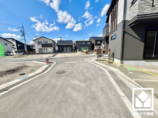 大津市雄琴５丁目　2期　10号棟の前面道路含む現地写真