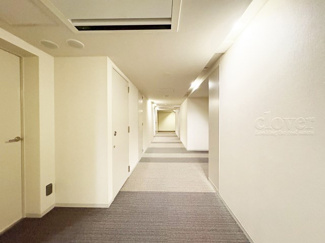 【その他共用部分】 | マンションの共用廊下です。きれいに清掃されています。周囲のお部屋の様子も、ぜひ伺ってみてください。～即日のご見学可能～　お問合せはお気軽にどうぞ。
