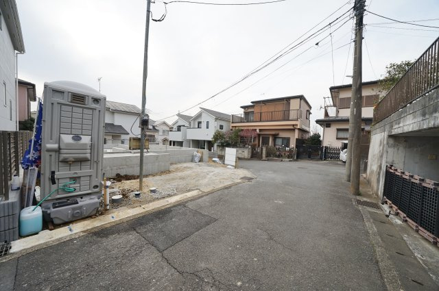 【横浜市保土ケ谷区新井町583-15新築戸建て】★仲介手数料無料★（新井小学校・新井中学校）の前面道路含む現地写真