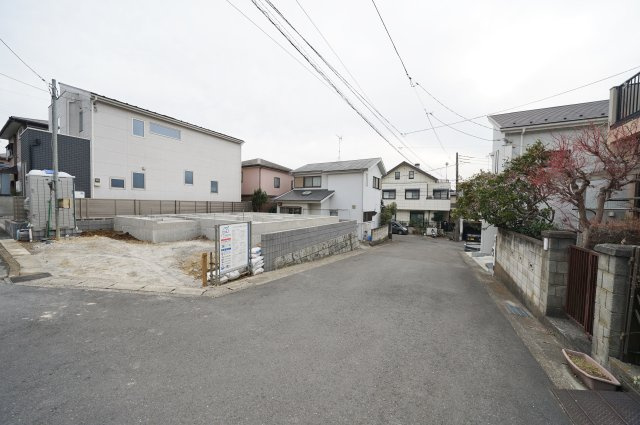 【横浜市保土ケ谷区新井町583-15新築戸建て】★仲介手数料無料★（新井小学校・新井中学校）の前面道路含む現地写真