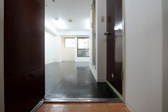 大阪市東成区中本１丁目の賃貸マンションの玄関