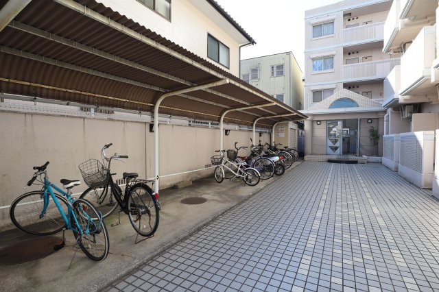 アルファ東古松Ⅱのその他共用部分|屋根があり、使いやすい駐輪スペースです