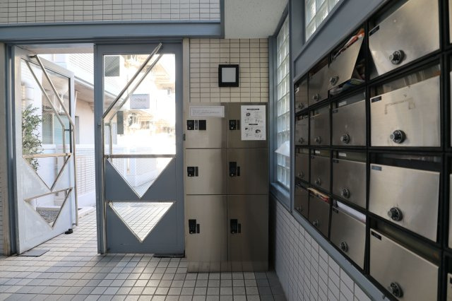 アルファ東古松Ⅱのその他共用部分|エントランス入り口横に荷物の受け取りに便利な宅配ボックスがあります。