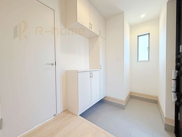 水戸市見川3丁目　新築戸建て　A号棟の玄関|玄関には便利なシューズインクローゼットを設置。シューズボックスと合わせてたっぷり収納♪