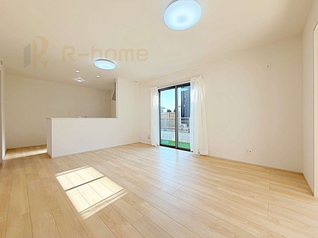 水戸市見川3丁目　新築戸建て　A号棟の居間・リビング|広くて明るいＬＤＫ♪ ゆったりくつろげるリビングスペースで、ご家族皆様の笑顔が溢れます。
