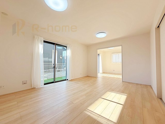 水戸市見川3丁目　新築戸建て　A号棟の居間・リビング|たっぷりの陽光が注ぎ込む明るいリビング♪隣接の洋室を開放すると更なる大空間に変身♪