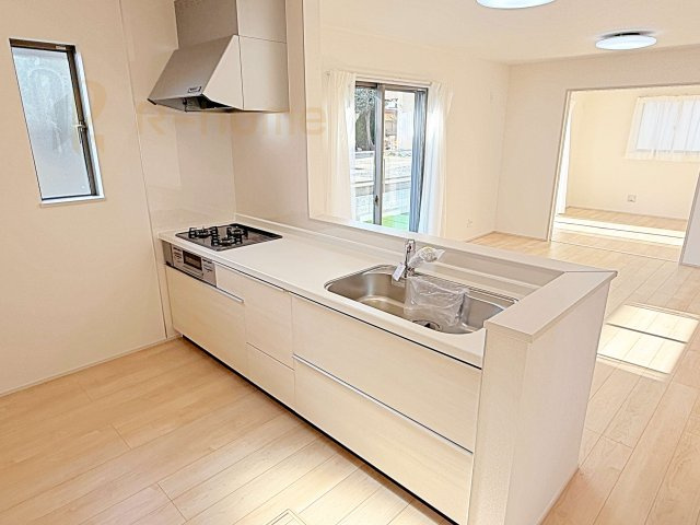 水戸市見川3丁目　新築戸建て　A号棟のキッチン|料理をしながら家族とコミュニケーションが取れる対面式システムキッチン。