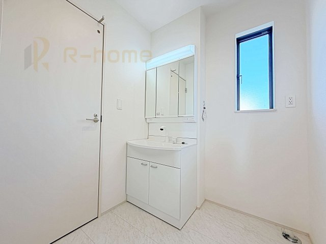 水戸市見川3丁目　新築戸建て　A号棟の洗面所|清潔感溢れる洗面台は嬉しい三面鏡付き。洗剤や歯ブラシなどもすっきり収納できます♪