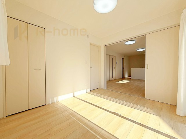 水戸市見川3丁目　新築戸建て　A号棟の洋室|1階洋室はゲストルーム、キッズスペースとしても利用可能♪
開放してリビングと繋げればゆとりの大空間！