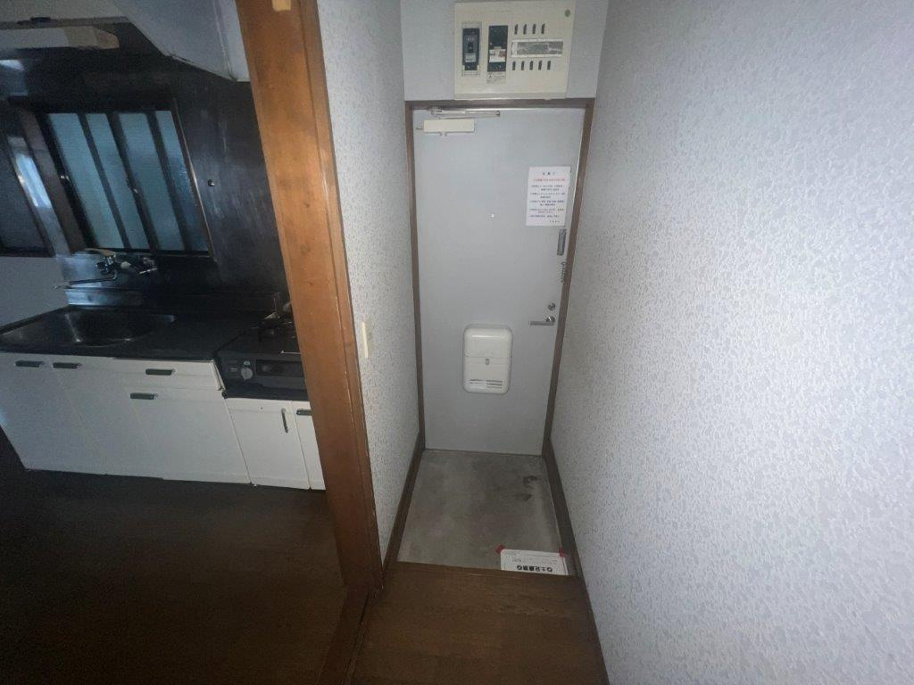 三鷹市井口１丁目のアパートの玄関