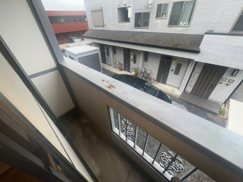 三鷹市井口１丁目のアパートのバルコニー
