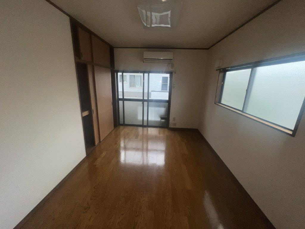三鷹市井口１丁目のアパートの洋室