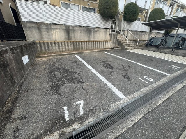 サンライズ曽根西ハイツの駐車場