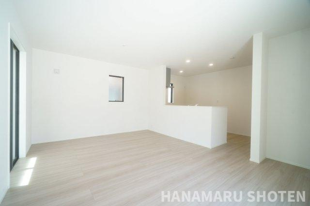 新築　千葉市中央区葛城の居間・リビング|＊当日ご案内可＊ご希望の物件まとめてご案内！弊社が掲載していない物件でもOK♪お気軽にご相談ください ♪お電話でのお問合わせがスムーズ♪