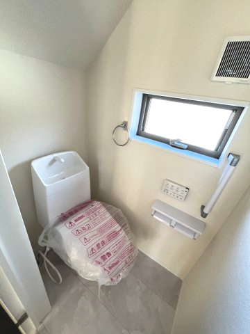 【トイレ】 | 福岡市東区和白丘3丁目第1　1号棟（全2棟）【仲介手数料無料・0円】 | 施工例。1階のトイレです。施工例は完成時と異なる場合があります。