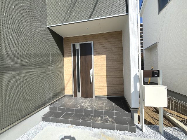 【玄関】 | 福岡市東区和白丘3丁目第1　1号棟（全2棟）【仲介手数料無料・0円】 | 施工例。施工例は完成時と異なる場合があります。