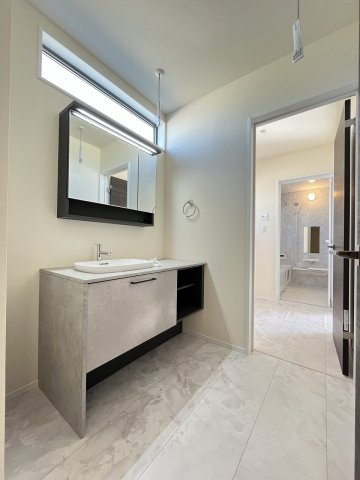 【洗面所】 | 福岡市東区和白丘3丁目第1　1号棟（全2棟）【仲介手数料無料・0円】 | 施工例。施工例は完成時と異なる場合があります。