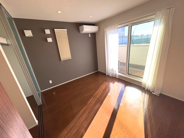 新曽中古戸建の洋室|3階洋室：約6.4帖