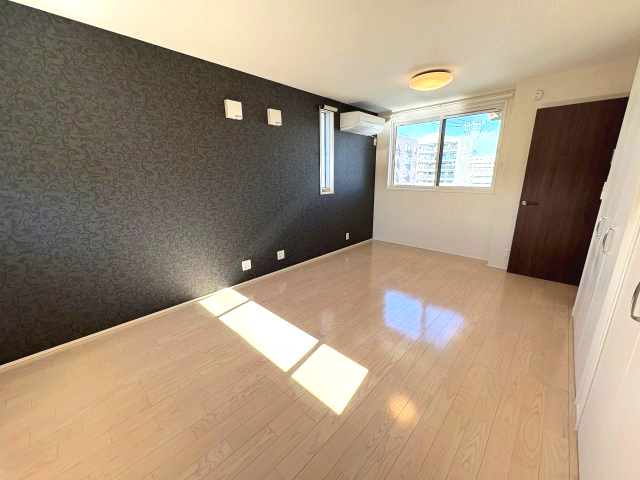 新曽中古戸建の洋室|3階洋室：約10.1帖