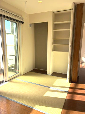 新曽中古戸建の居間・リビング|1階LDK：畳コーナー部分