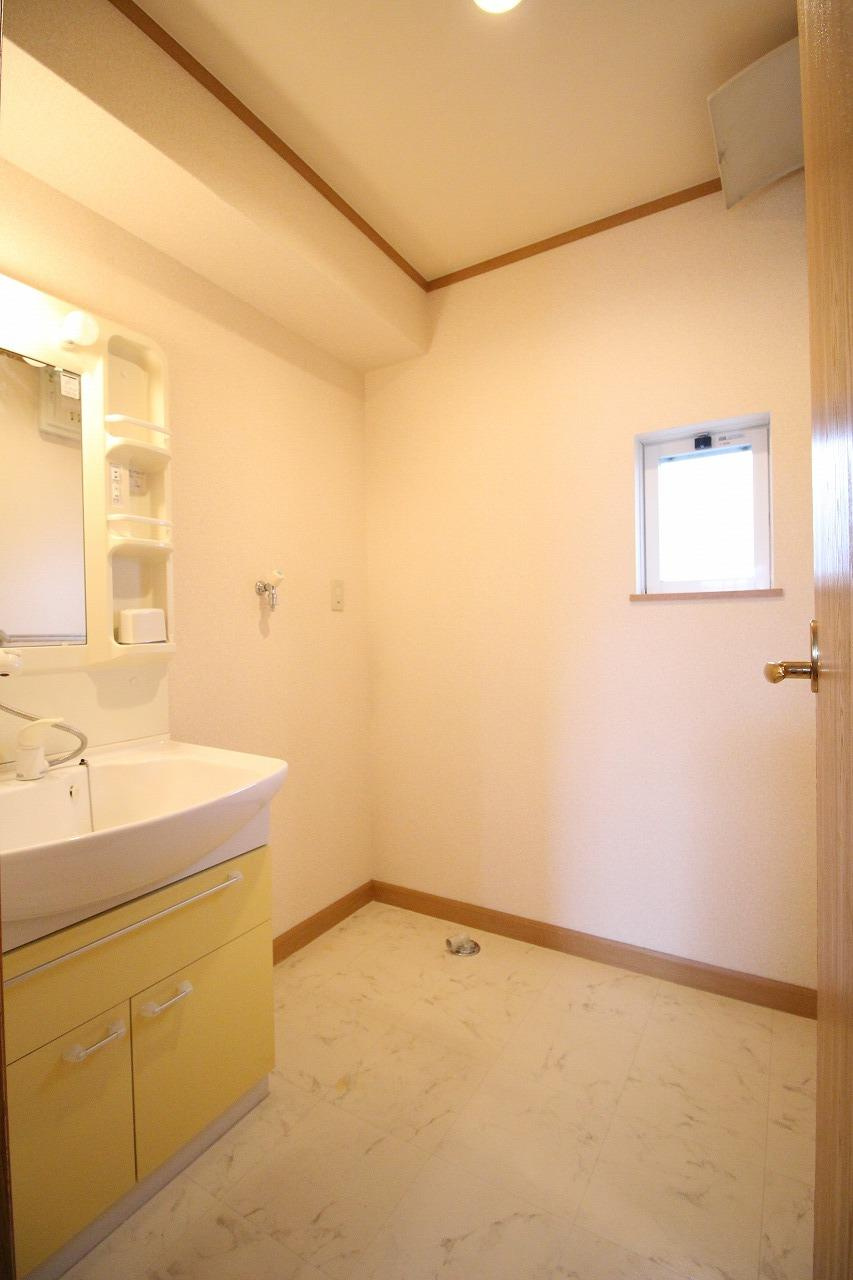 フラン神戸の洗面所|※お部屋により仕様が異なる場合があります。