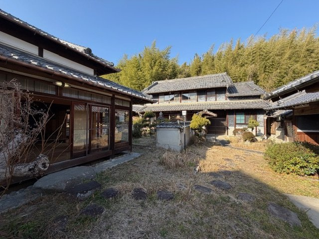 北葛城郡上牧町大字上牧　中古戸建の外観|中庭を囲む情緒ある建物配置♪