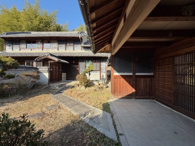 北葛城郡上牧町大字上牧　中古戸建の外観|中庭を囲む情緒ある建物配置♪