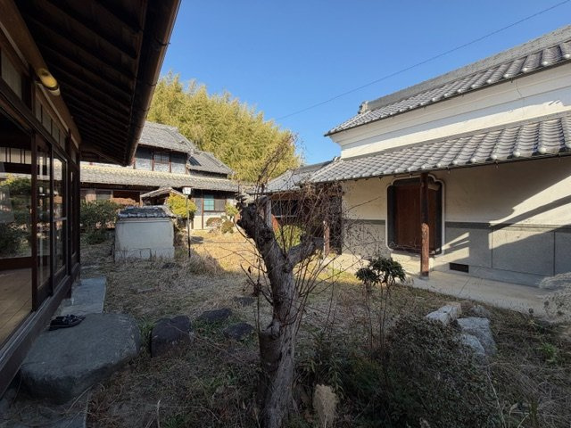北葛城郡上牧町大字上牧　中古戸建の外観|◆複数の建物が中庭を囲むように配置され、どの部屋からも庭の緑と光を感じられる昔ながらの屋敷構え♪　