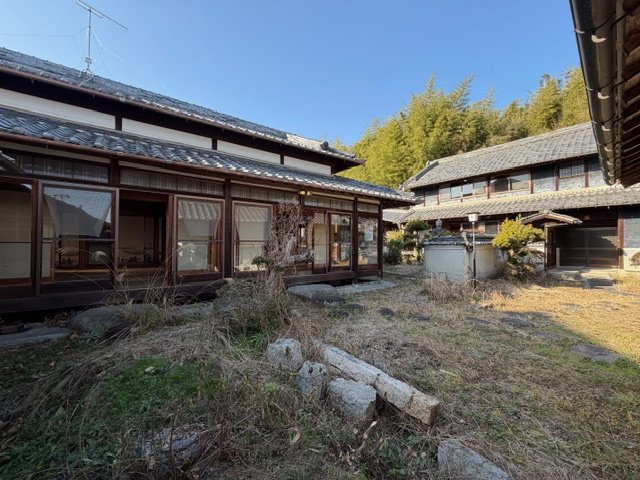 北葛城郡上牧町大字上牧　中古戸建の外観|中庭を囲む情緒ある建物配置♪