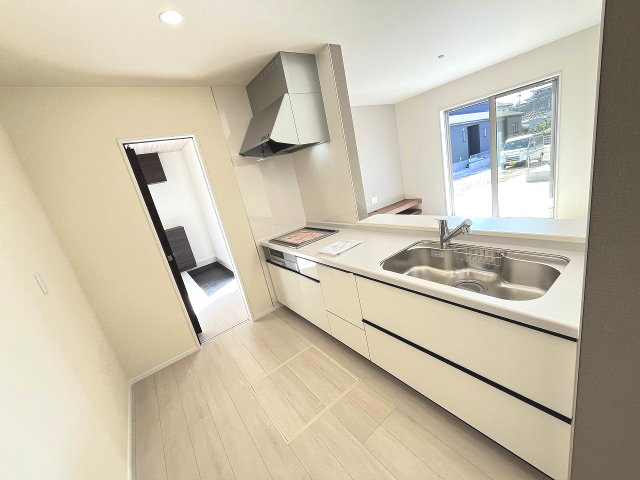 【キッチン】 | 福岡市東区和白丘3丁目第1　2号棟（全2棟）【仲介手数料無料・0円】 | 施工例。施工例は完成時と異なる場合があります。
