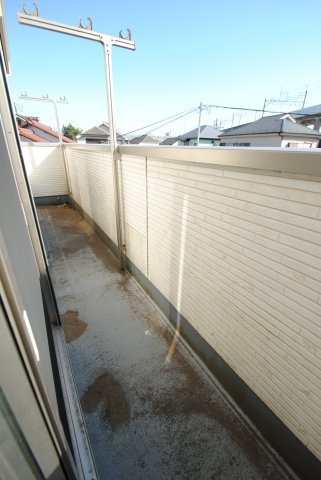 清瀬市下宿2丁目北側道路のバルコニー