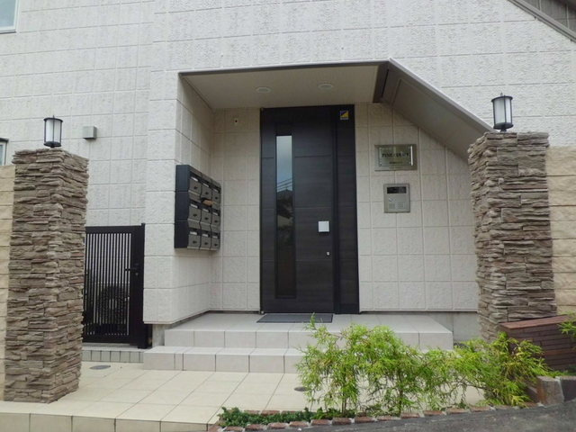 ＰＩＮＥ　 ＣＯＵＲＴのエントランス|オートロック完備のエントランス