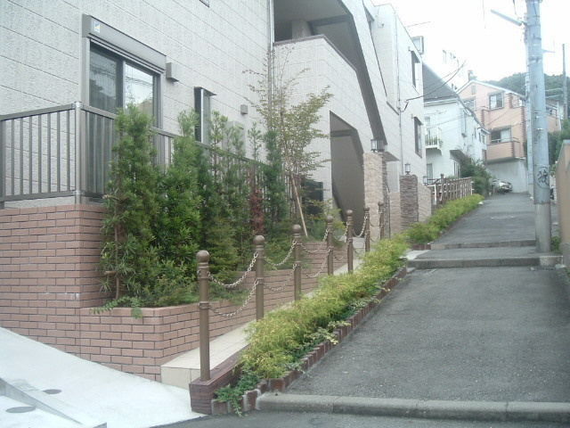 ＰＩＮＥ　 ＣＯＵＲＴのエントランス|緑が綺麗なエントランス周り