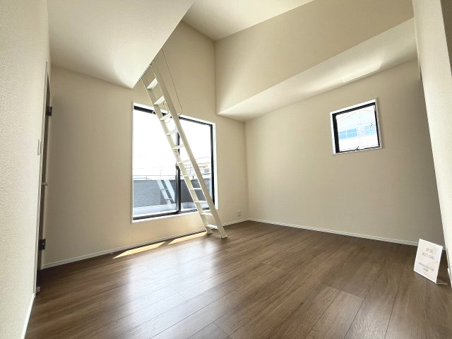 【寝室】 | 福岡市西区拾六町4丁目　2号棟（全3棟）【仲介手数料無料・0円】 | 現地写真。2階主寝室です。