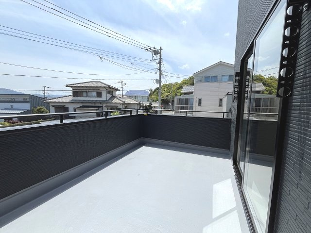 【バルコニー】 | 福岡市西区拾六町4丁目　2号棟（全3棟）【仲介手数料無料・0円】 | 現地写真。