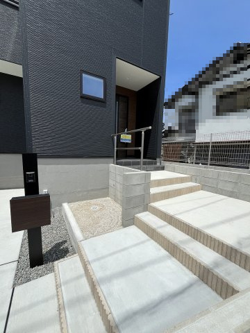 【玄関】 | 福岡市西区拾六町4丁目　2号棟（全3棟）【仲介手数料無料・0円】 | 現地写真。