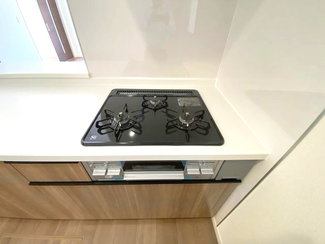 【キッチン】 | 福岡市西区拾六町4丁目　2号棟（全3棟）【仲介手数料無料・0円】 | 施工例。施工例は完成時と異なる場合があります。