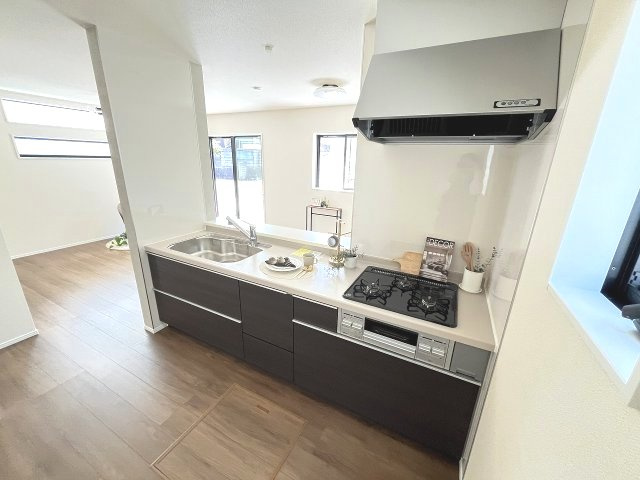 【キッチン】 | 福岡市西区拾六町4丁目　2号棟（全3棟）【仲介手数料無料・0円】 | 現地写真。