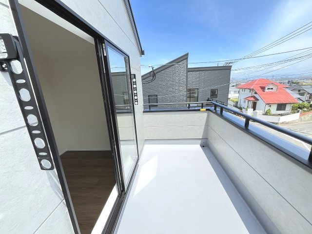 【バルコニー】 | 福岡市西区拾六町4丁目　3号棟（全3棟）【仲介手数料無料・0円】 | 現地写真。